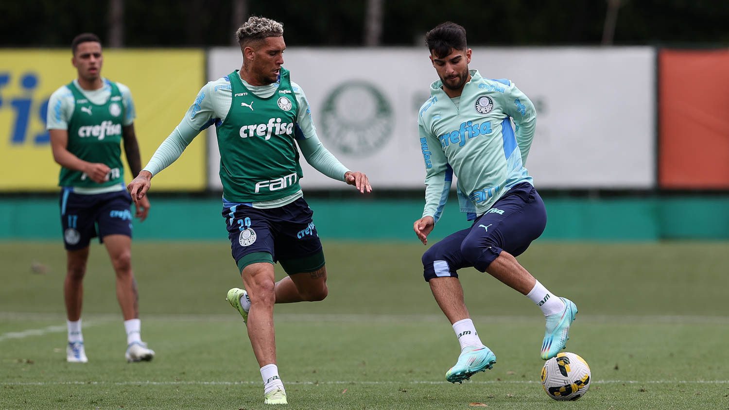 Os atletas Rafael Navarro e Flaco López, do Palmeiras, durante treinamento