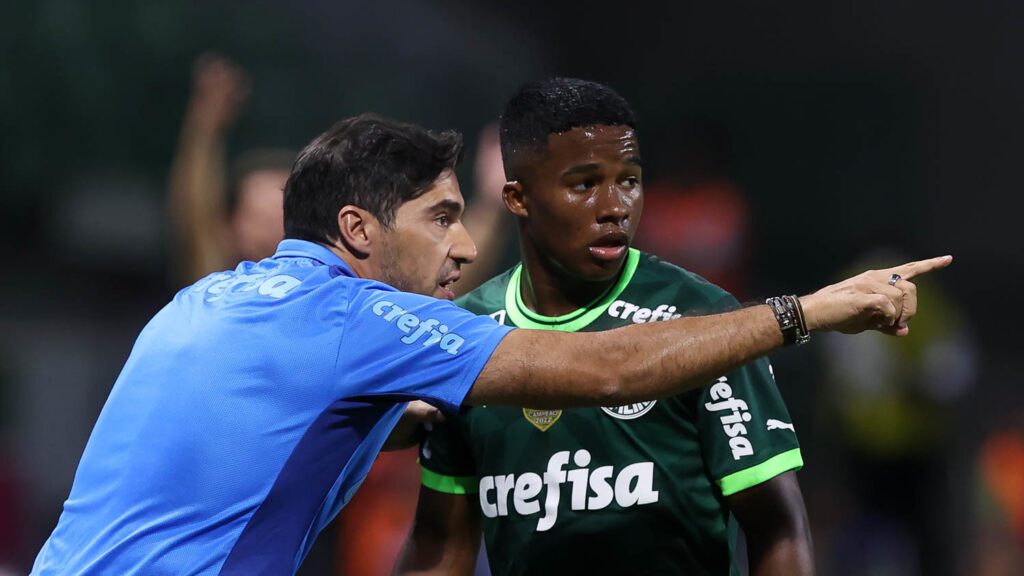 Abel Ferreira orienta Endrick no Allianz Parque (Foto: Cesar Greco/Ag. Palmeiras)