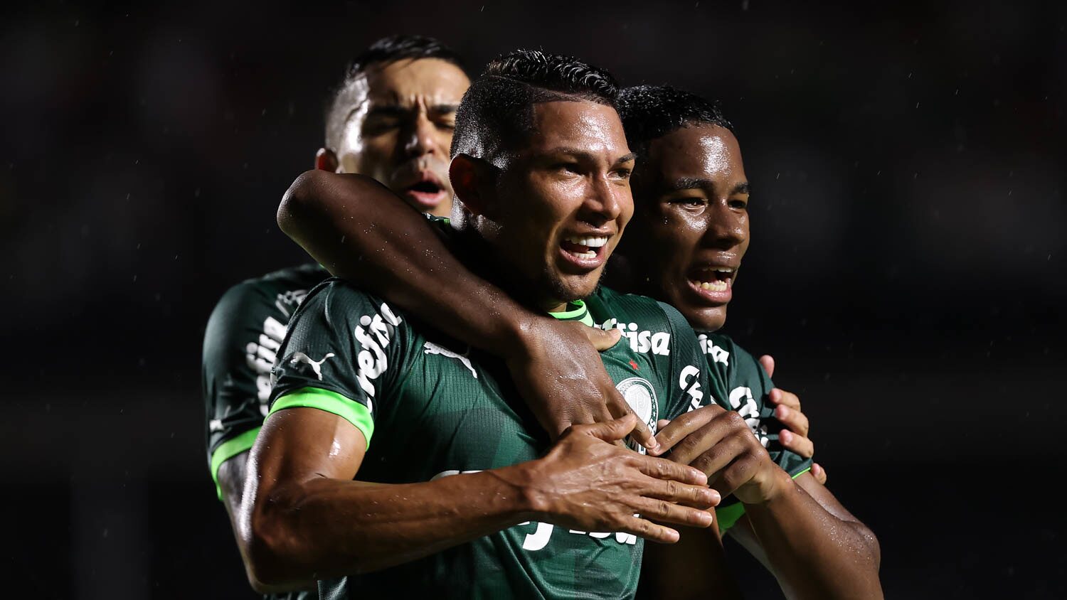 O jogador Rony, da SE Palmeiras, comemora seu gol contra a equipe do Santos FC, durante partida válida pela sexta rodada, do Campeonato Paulista, Série A1, no Estádio do Morumbi.