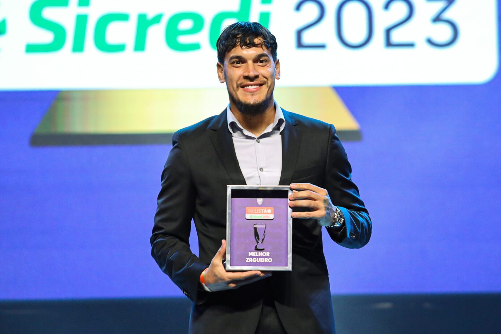Gustavo Gómez recebe prêmio de melhor zagueiro na Premiação do Paulistão 2023