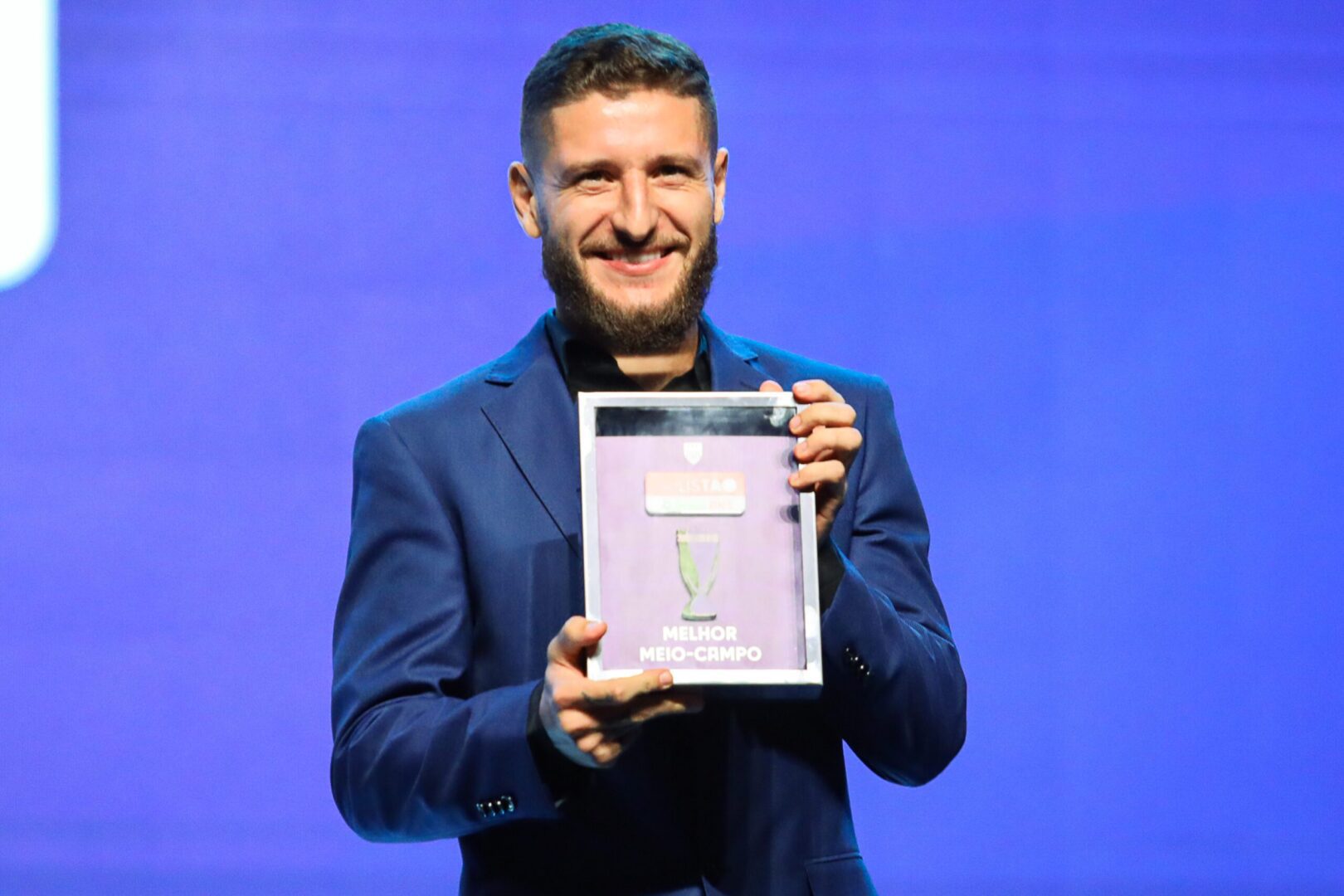 Zé Rafael recebe o prêmio de melhor meio campo na Premiação do Paulistão 2023