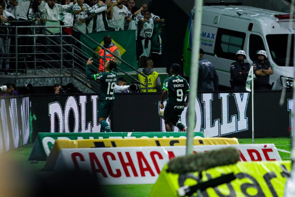 Breno Lopes faz sinal obsceno para a torcida do Palmeiras em comemoração do gol contra o Goiás pelo Brasileirão