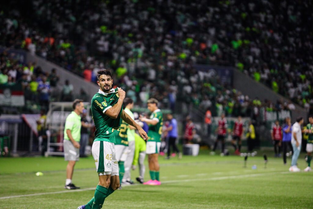 Flaco Lopez comemora o segundo gol do Palmeiras no clássico