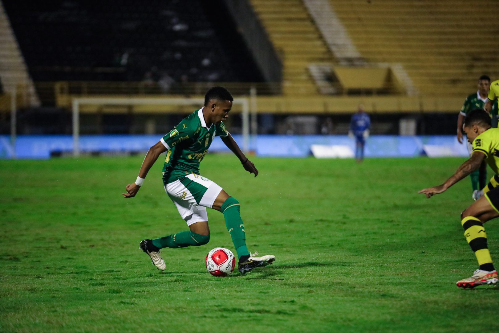 Estevão dribla jogador do São Bernardo e dá primeira assistência no profissional pelo Palmeiras