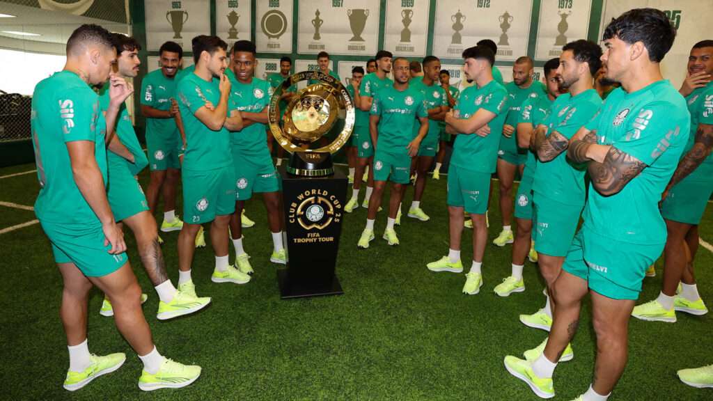 Elenco com o troféu do Super Mundial